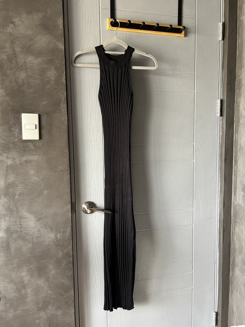 Black Ribbed Knit Maxi Dress (Category: Dresses) located in Manila. Submitted by shop_cesca (Listing ID 1429367942, Image 1). Description: Elegant black maxi dress. Features a ribbed knit texture and a halter neckline. The dress has a form-fitting silhouette. It is a floor-length dress, suitable for various occasions. The dress is sleeveless. Slightly negotiable just send message.