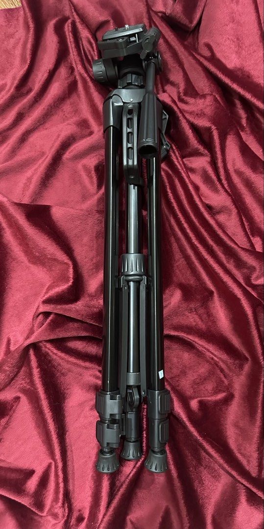 Black Tripod with Carrying Bag (Category: Tripods & Monopods) located in Manila. Submitted by seaottercat (Listing ID 1429478719, Image 1). Description: Black Tripod with Carrying Bag Bought this from Divi around 1.5k, was suppose to use this nung nag lake/hiking kami but naiwan sa kotse so never nagamit 😭 RFS: nakatambak lang sa bahay 😭 Payment: Gcash, Maya, MariBank Slightly negotiable DM ME FOR MORE PHOTOS!!!.