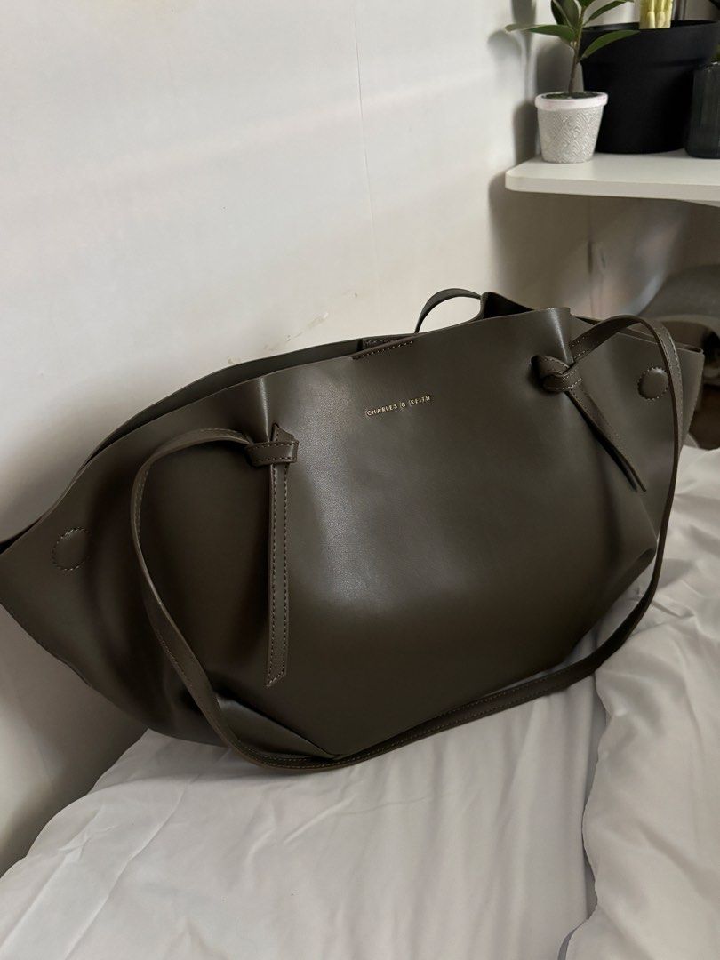 Calla tote bag (Category: Shoulder Bags) located in Bay. Submitted by _deiclutter (Listing ID 1429372598, Image 1). Description: Brand new - claimed as "mall pull out" from where I originally got it, pls purchase at your own risk - moss green color - spacious, good university or office bag.