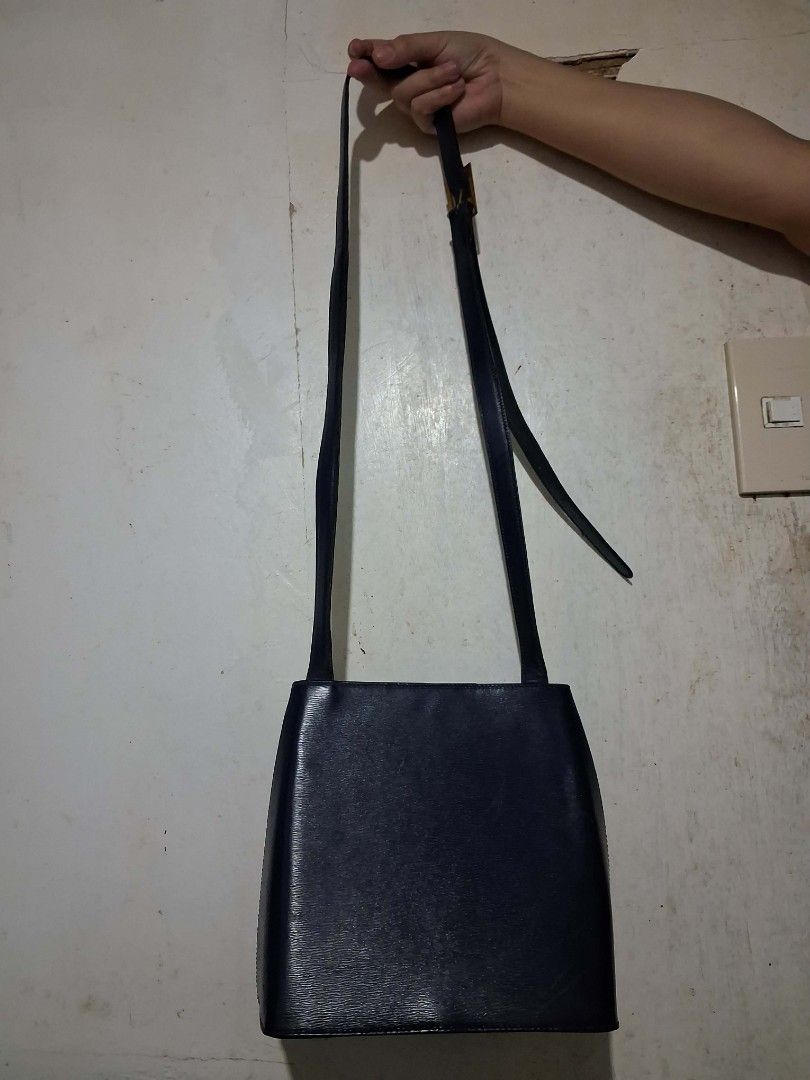 Christian Dior Vertical Shoulder Bag (Category: Luxury Bags & Wallets) located in Cebu City. Submitted by azunzionnn_ (Listing ID 1429461022, Image 2). Description: Christian Dior Vertical Shoulder Bag FLAWS: needs stitiching, minor repair, and crack sling 📌 MOP: Gcash 📌 MOD: JNT 📍 LOC: Cebu.