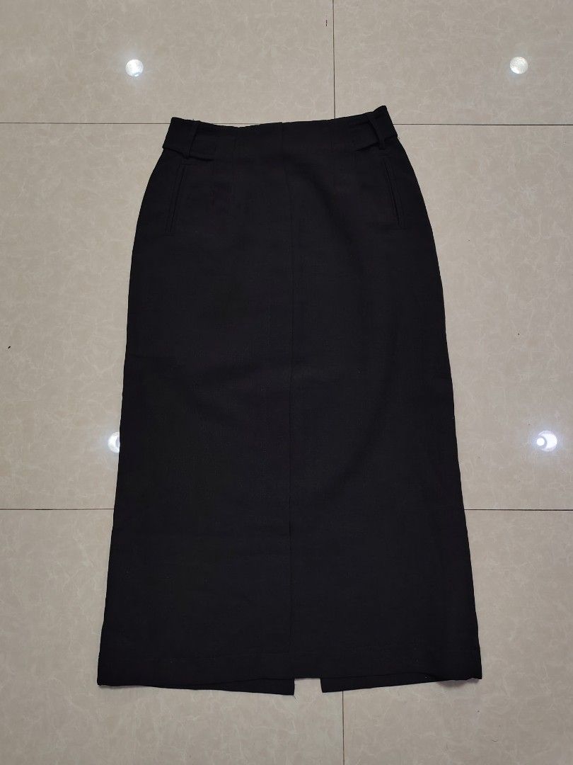 Ciao Bella Black Skirt - Size M (Category: Skirts) located in Don Carlos. Submitted by ej_yap-cambil.19 (Listing ID 1429349689, Image 1). Description: Black skirt from Ciao Bella. It features a classic design with a slit at the back for ease of movement. The skirt is a size M. It has a zipper closure..