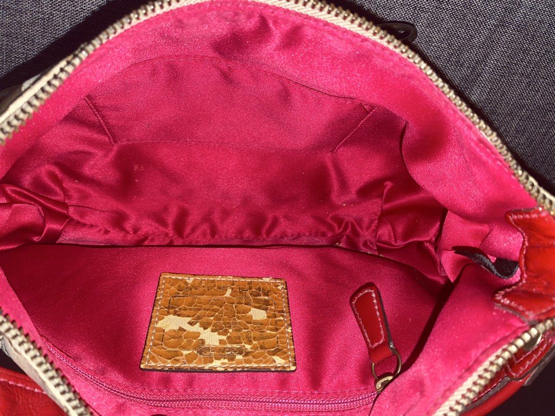 Coach Poppy Kili Bag (Category: Luxury Bags & Wallets) located in Tacloban City. Submitted by pixieell (Listing ID 1429499248, Image 2). Description: -Normal Signs of Usage -comes with a sling -Creed lang issue pero authentic to readable panaman siya -₱1000 + sf -Mop: Gcash - 📍Tacloba City.