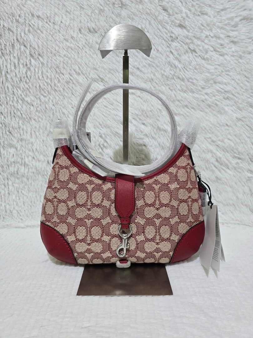 Coach Signature Jacquard Hampton Handbag (Category: Luxury Bags & Wallets) located in Baguio. Submitted by obsessed_ph (Listing ID 1429388518, Image 2). Description: 🌹 BRANDNEW Coach Hampton Hobo Re-edition 🌹 💯 Authentic/Original Canvas condition: 10/10 Leather condition: 10/10 Hardware condition: 10/10 Dimensions (LxWxH): Clasp and zipper closure Complete inclusion With original dustbag, care card, box, gift wrapping, and receipt Directly bou