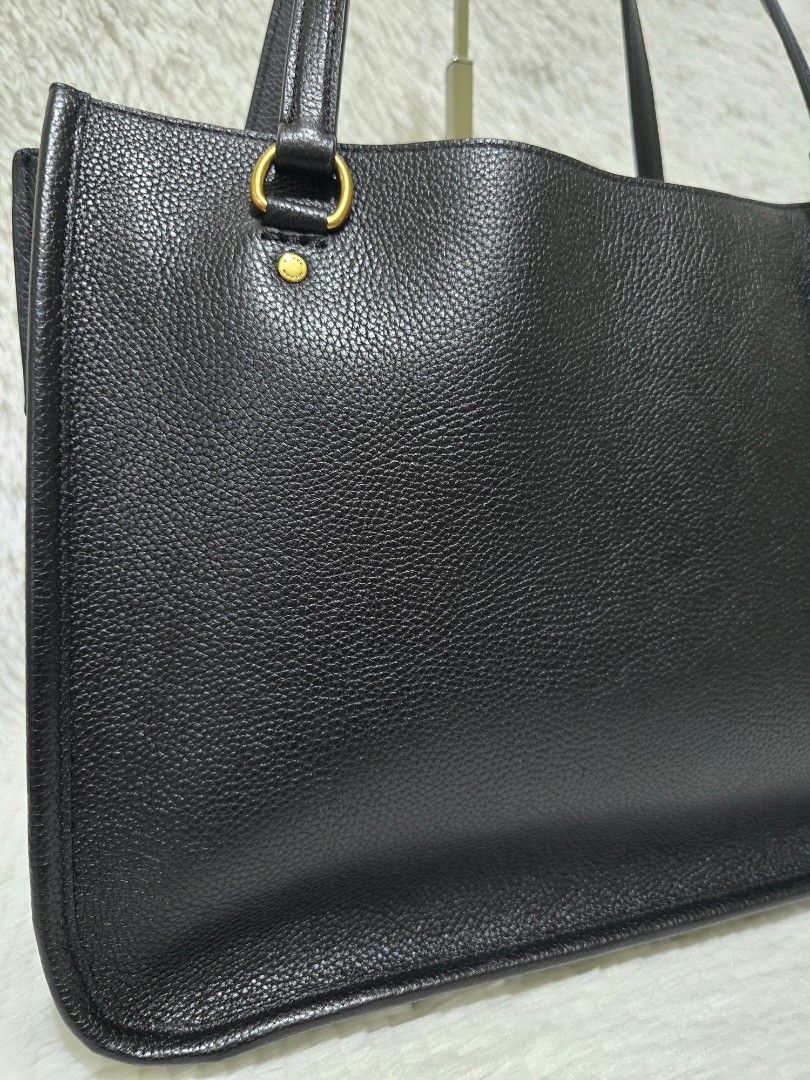 Coach Tyler Carryall - Tote Bag (Category: Luxury Bags & Wallets) located in Baguio. Submitted by obsessed_ph (Listing ID 1429366061, Image 2). Description: ♟️PRELOVED Coach Tyler Carryall♟️ 💯 Authentic/Original Hardware condition: 9.9/10 (almost unnoticeable scratch sa feet) Leather condition: 9.9/10 Material: Pebbled Leather Hardware: Brass Gold Dimensions (LxWxH): 2 open compartments 1 middle zipper compartment Inclusions: Adjustable sling st