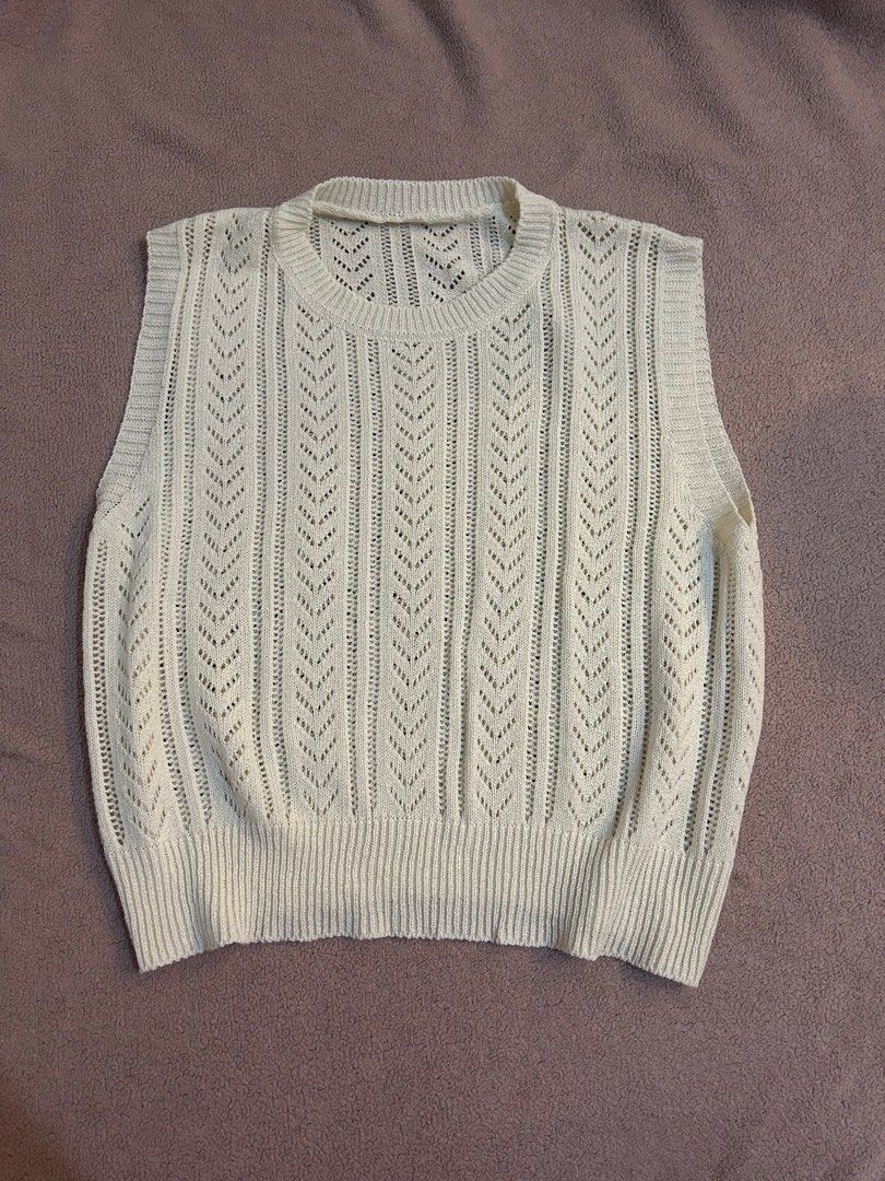 Cream white vest (Category: Sleeveless) located in Quezon City. Submitted by hercee (Listing ID 1429387659, Image 1). Description: Medium to Large (loose fitting).