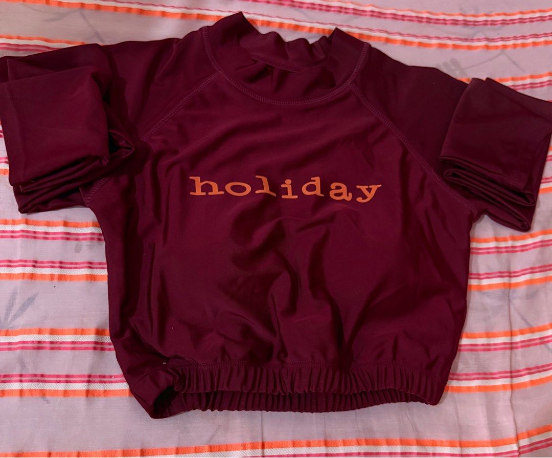 Crop Top (Category: Rash guard) located in Manila. Submitted by pickstuff (Listing ID 1429351479, Image 2). Description: Maroon Rash guard Best fit - small small to med (slightly tight) With built in cups (padded) When worn pls refer to 4th picture Bought in Japan.