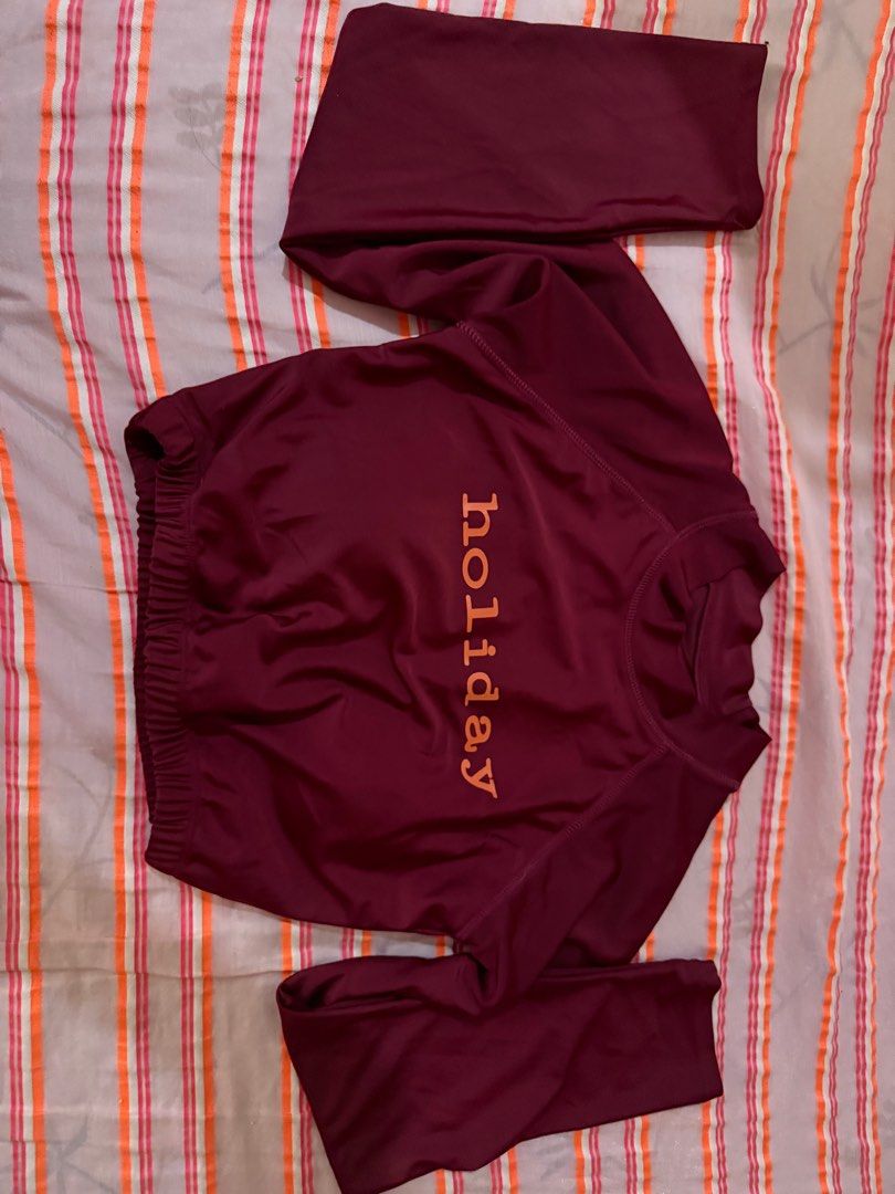 Crop Top (Category: Rash guard) located in Manila. Submitted by pickstuff (Listing ID 1429351479, Image 3). Description: Maroon Rash guard Best fit - small small to med (slightly tight) With built in cups (padded) When worn pls refer to 4th picture Bought in Japan.
