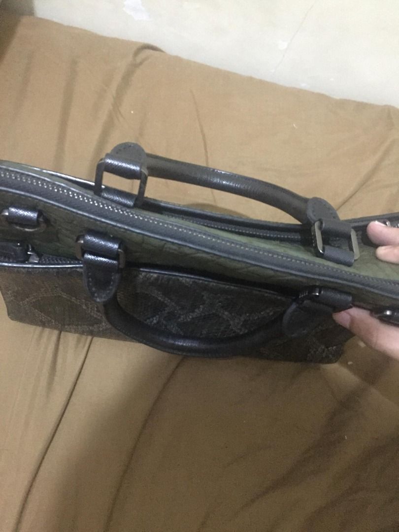 Elle Handbag with Snake Skin Design (Category: Luxury Bags & Wallets) located in Pila. Submitted by dominguezd14376 (Listing ID 1429459538, Image 3). Description: RFS: HINDI NAGAMIT NAKATAMBAK LANG KAYA MAG BABAWAS, GOOD CONDITION PA ANG ZIPPER AND WITH TOP HANDLE BAG SYA PWEDE DIN MAG STRAP. Elle handbag with a unique design. Features a combination of green crocodile-embossed leather and a snake skin pattern. The bag has a top handle and a zippe