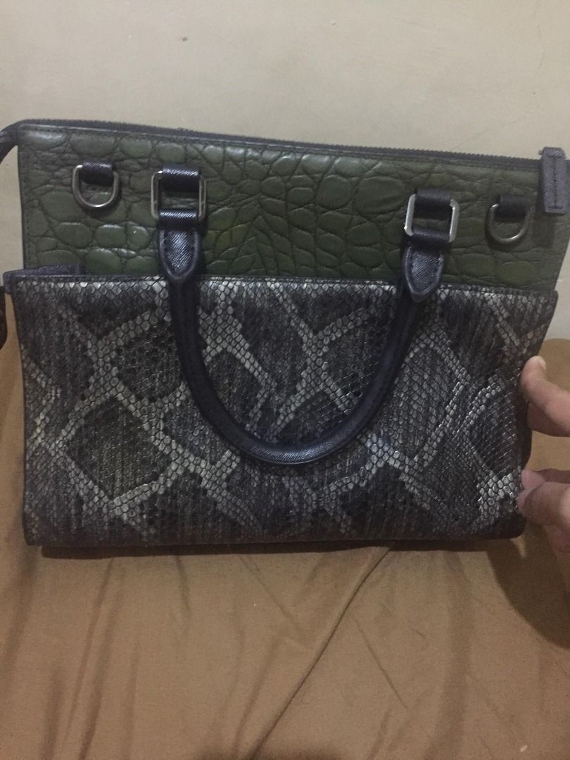 Elle Handbag with Snake Skin Design (Category: Luxury Bags & Wallets) located in Pila. Submitted by dominguezd14376 (Listing ID 1429459538, Image 2). Description: RFS: HINDI NAGAMIT NAKATAMBAK LANG KAYA MAG BABAWAS, GOOD CONDITION PA ANG ZIPPER AND WITH TOP HANDLE BAG SYA PWEDE DIN MAG STRAP. Elle handbag with a unique design. Features a combination of green crocodile-embossed leather and a snake skin pattern. The bag has a top handle and a zippe