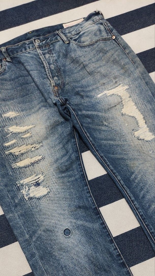 EVISU No. 3 Distressed Jeans (Category: Jeans) located in General Santos City (Dadiangas). Submitted by k.vin__stuff (Listing ID 1429473504, Image 3). Description: EVISU TATTERED pants -button fly 🔖waist: 38" 🔖length: 45"| leg opening: 8.5" 🔖condition: 9/10 🔖no issue **see photo for other details.