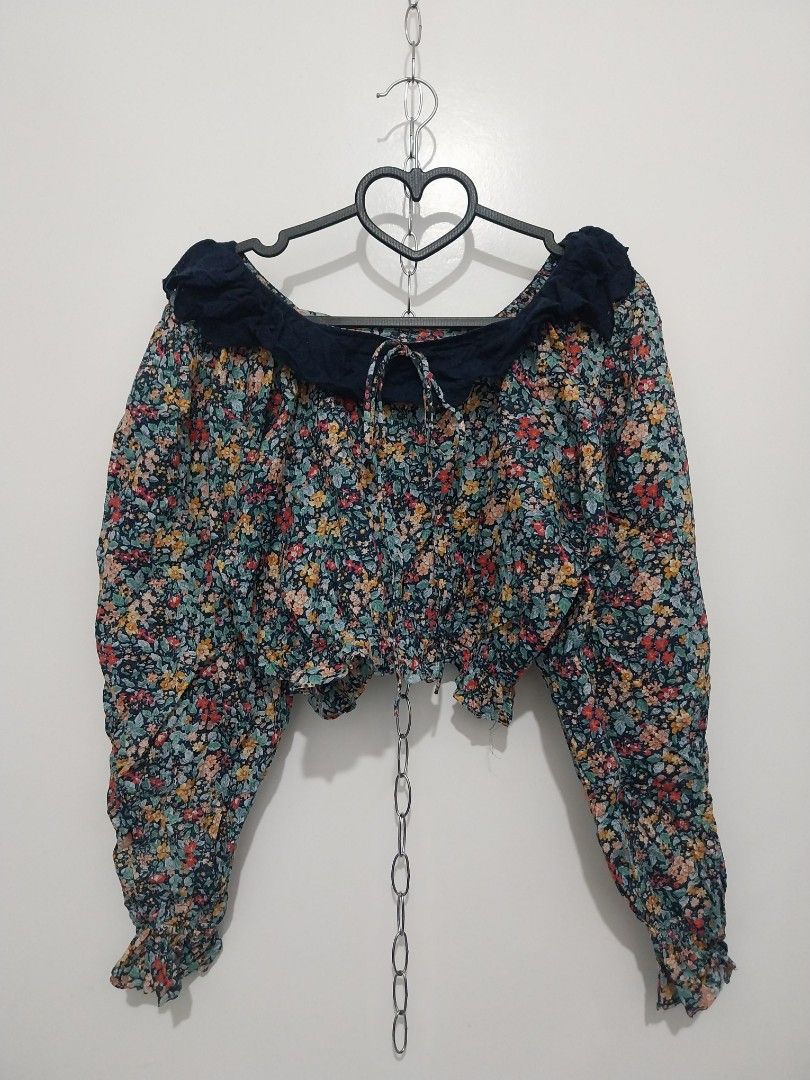 Floral Print Blouse with Ruffle Sleeves (Category: Blouses) located in Antipolo. Submitted by jen_uine (Listing ID 1429408729, Image 1). Description: FREE upon purchasing 250 up from my listings. ✨️ Size ( Bust: 38"), (Length: 17") -can fit to size M to L .