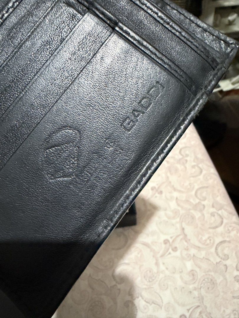 Gaddi Stingray Leather Wallet (Category: Wallets & Card Holders) located in Pasig City. Submitted by preloved_items_roche (Listing ID 1429459529, Image 2). Description: Normal signs of use.