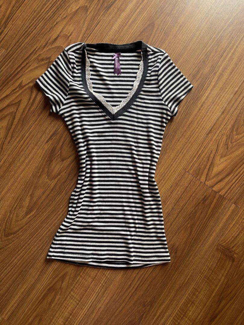 Garage Striped V-Neck T-Shirt (Category: Shirts) located in Bulacan. Submitted by namisan77226 (Listing ID 1429373183, Image 2). Description: Stretchable .