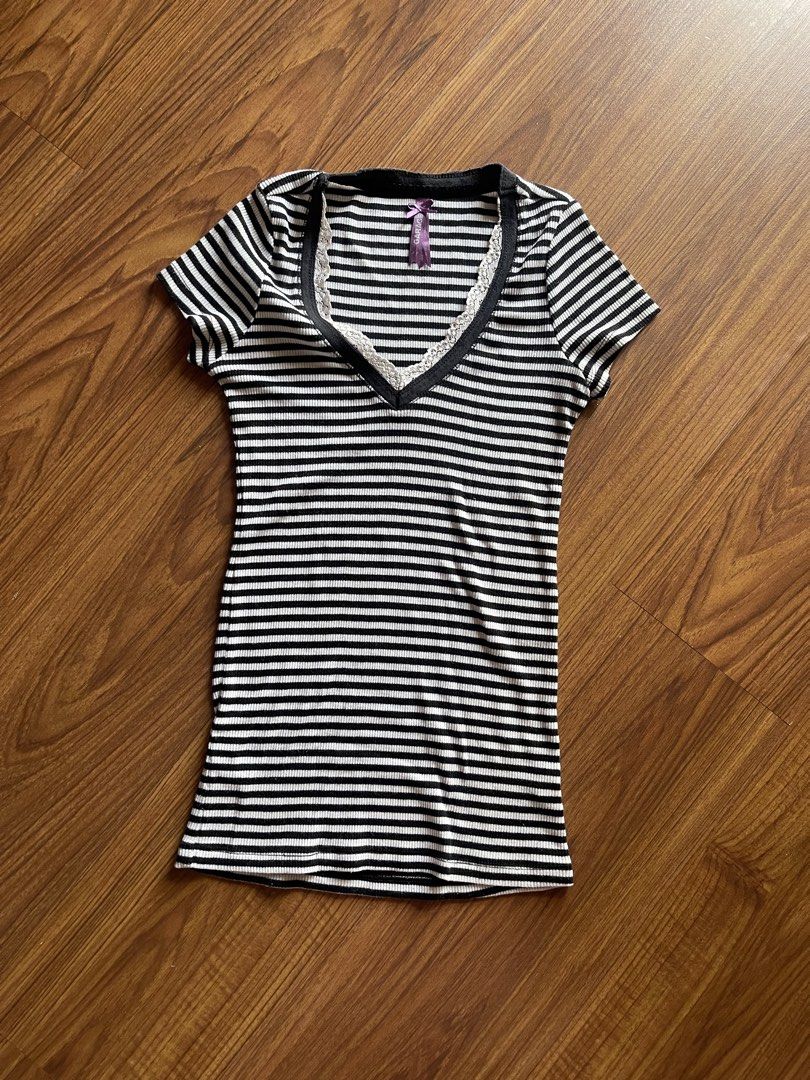 Garage Striped V-Neck T-Shirt (Category: Shirts) located in Bulacan. Submitted by namisan77226 (Listing ID 1429373183, Image 1). Description: Stretchable .