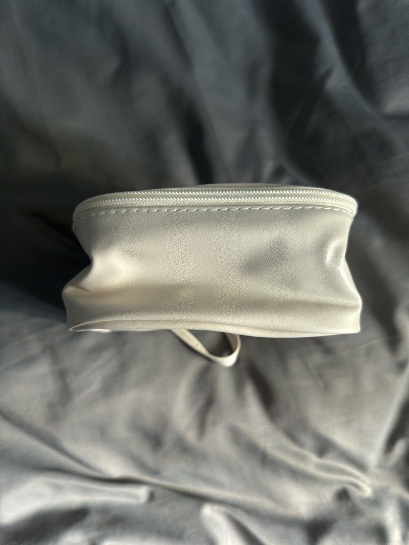 GRWM Makeup Case Bag (Category: Makeup) located in Manila. Submitted by stuffbyabby (Listing ID 1429349886, Image 2). Description: AVAILABLE AND LAST PRICE na. Low ballers will be ignored. If hindi afford, wag na mag inquire. Don’t waste time asking if available pa. It’s available as long as this post is not marked sold and interested buyers haven’t paid. RFS: No use for it. Brushes not included. Only for size reference. Once you “Make Offer”, pl