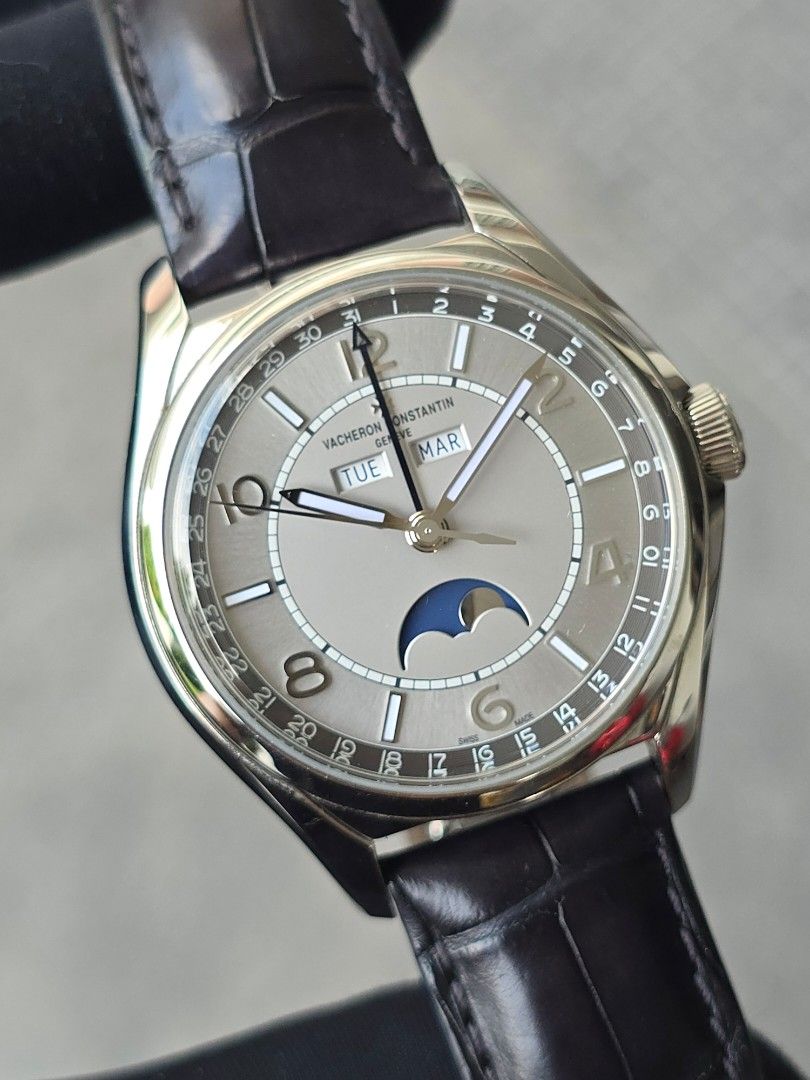 SEPT 2023 VACHERON CONSTANTIN VC FIFTYSIX 56 COMPLETE CALENDAR MOON PHASE 4000E 4000E/000A-B439 SILVER DIAL FIFTY SIX X40A2017 (Category: Watches) located in Singapore. Submitted by rollieinthedeep (Listing ID 1429361539, Image 3). Description: >SELF-OWNED LANDED HOME BOUTIQUE with MORE THAN 1500 Genuine real person reviews on Carousell! ⭐⭐⭐⭐⭐ >>AUTHENTICITY GUARANTEE CERTIFIED PROFESSIONAL SELLER BY CAROUSELL!✅ BUY with peace of mind today! >>>P