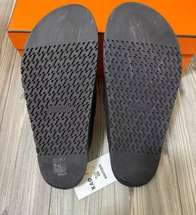 由 kaopuboutiquetw (刊登 ID 1429440792，圖片 2) 提交，位於 新北市 (New Taipei) 的 Hermes Johan mule麂皮拖鞋 (類別：精品鞋款)，說明：-商品尺寸：EU42 -商品狀況：95%（盒子、防塵套） ——————————⚠️購買須知————————— -需要收購精品、尋找商品、全新/限量球鞋皆可提供代購。 -商品完成付款後會有專人提供商品詳細的圖片給您確認 並附上（知名第三方平台鑑定報告），煩請確認商品細節有任何疑慮、與不滿意請在寄出商品前告知。 -在這邊購物您擔心的我們都幫您把關，放心加入購物車。 -台北多年實體經營安全有保障，商品請勿直接下單請先聊聊確認庫存。 -這裡不提供議價服務若有需要請聯絡我方客服，圖片皆為自行拍攝請勿冒用。 客服FB社團：KAO PU BOUTIQUE 客服IG：kao_pu_boutique。