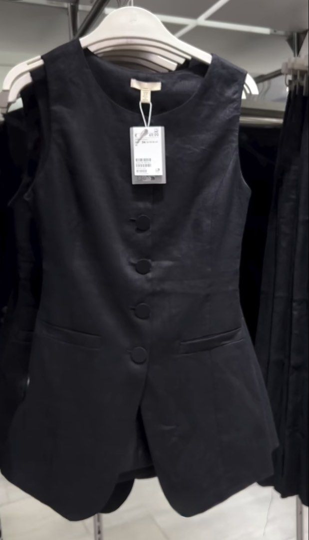 H&M Black Sleeveless Vest (Category: Sleeveless) located in Paete. Submitted by arria.j (Listing ID 1429495220, Image 1). Description: -used once for prenup only -no flaws, pristine condition -pass to lowballer -fixed price .