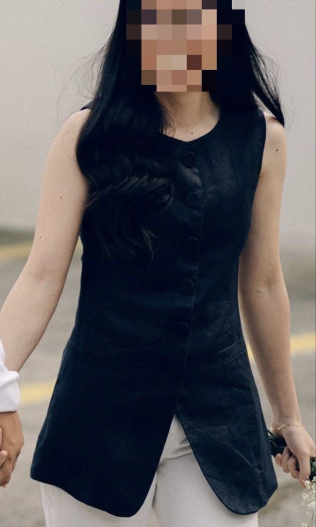 H&M Black Sleeveless Vest (Category: Sleeveless) located in Paete. Submitted by arria.j (Listing ID 1429495220, Image 2). Description: -used once for prenup only -no flaws, pristine condition -pass to lowballer -fixed price .