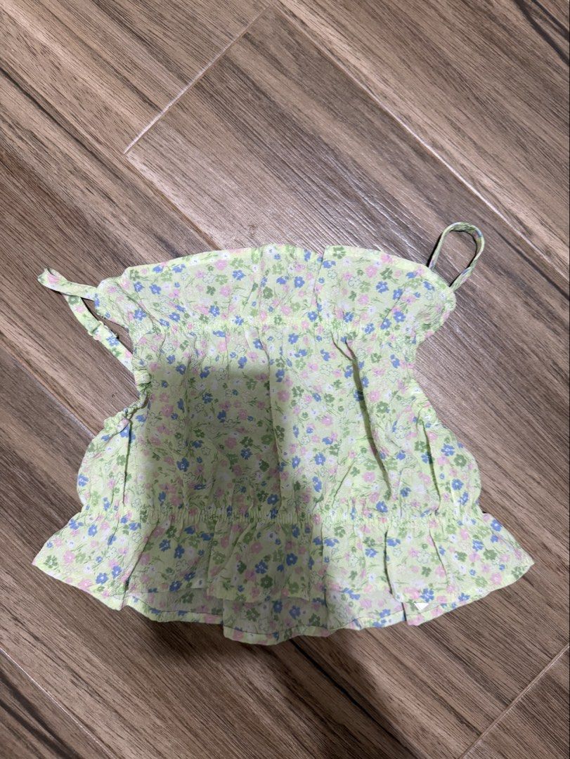 H&M floral green crop top (Category: Sleeveless) located in Marilao. Submitted by denise04_ (Listing ID 1429457416, Image 1). Description: worn twice.