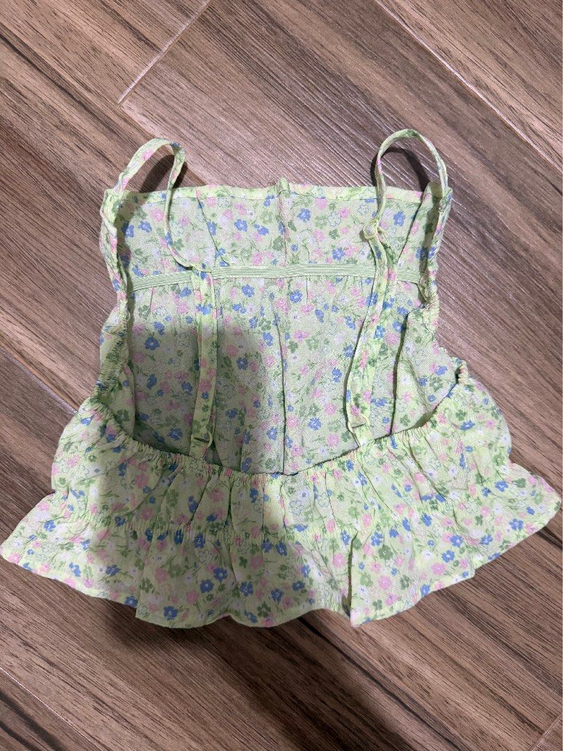 H&M floral green crop top (Category: Sleeveless) located in Marilao. Submitted by denise04_ (Listing ID 1429457416, Image 2). Description: worn twice.