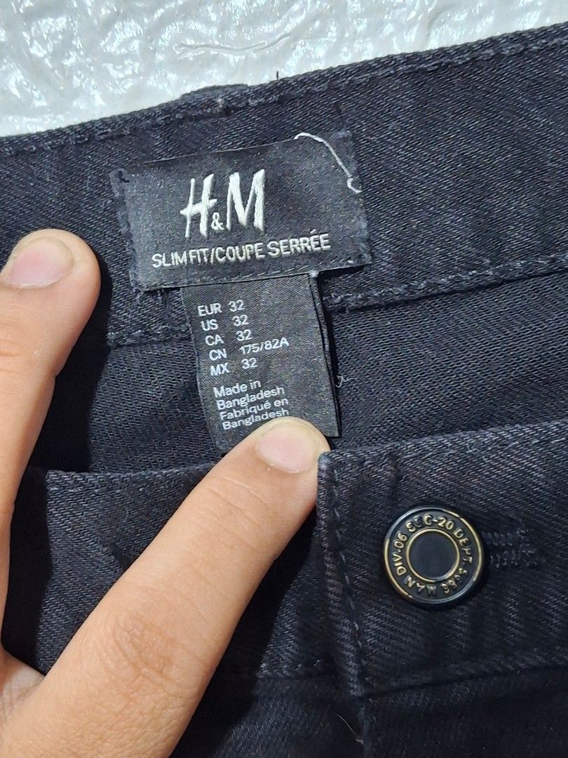 H&M Slim Fit Black Shorts - Size 32 (Category: Shorts) located in Angeles City. Submitted by livemountain.e2ae07 (Listing ID 1429400240, Image 3). Description: H&M Slim Fit Black Shorts - Size 32 SIZE 32 W17.4 L19 HEM 9.2 GOOD AS NEW PLUS SF.