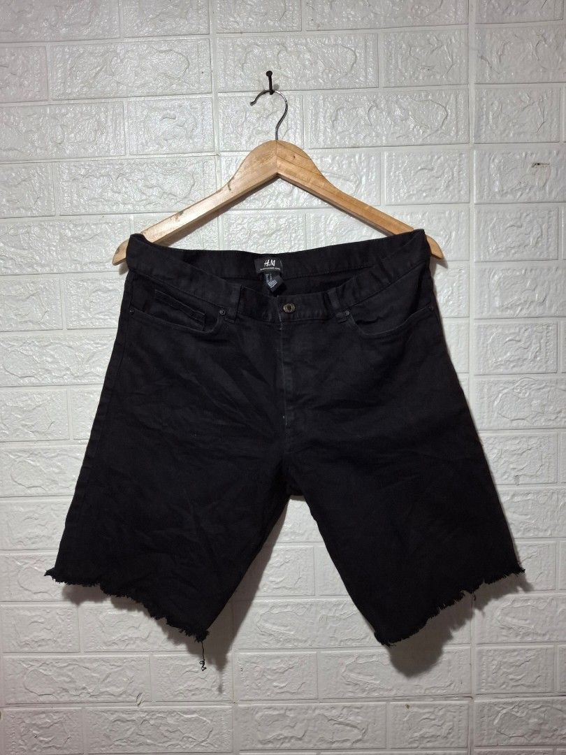 H&M Slim Fit Black Shorts - Size 32 (Category: Shorts) located in Angeles City. Submitted by livemountain.e2ae07 (Listing ID 1429400240, Image 1). Description: H&M Slim Fit Black Shorts - Size 32 SIZE 32 W17.4 L19 HEM 9.2 GOOD AS NEW PLUS SF.