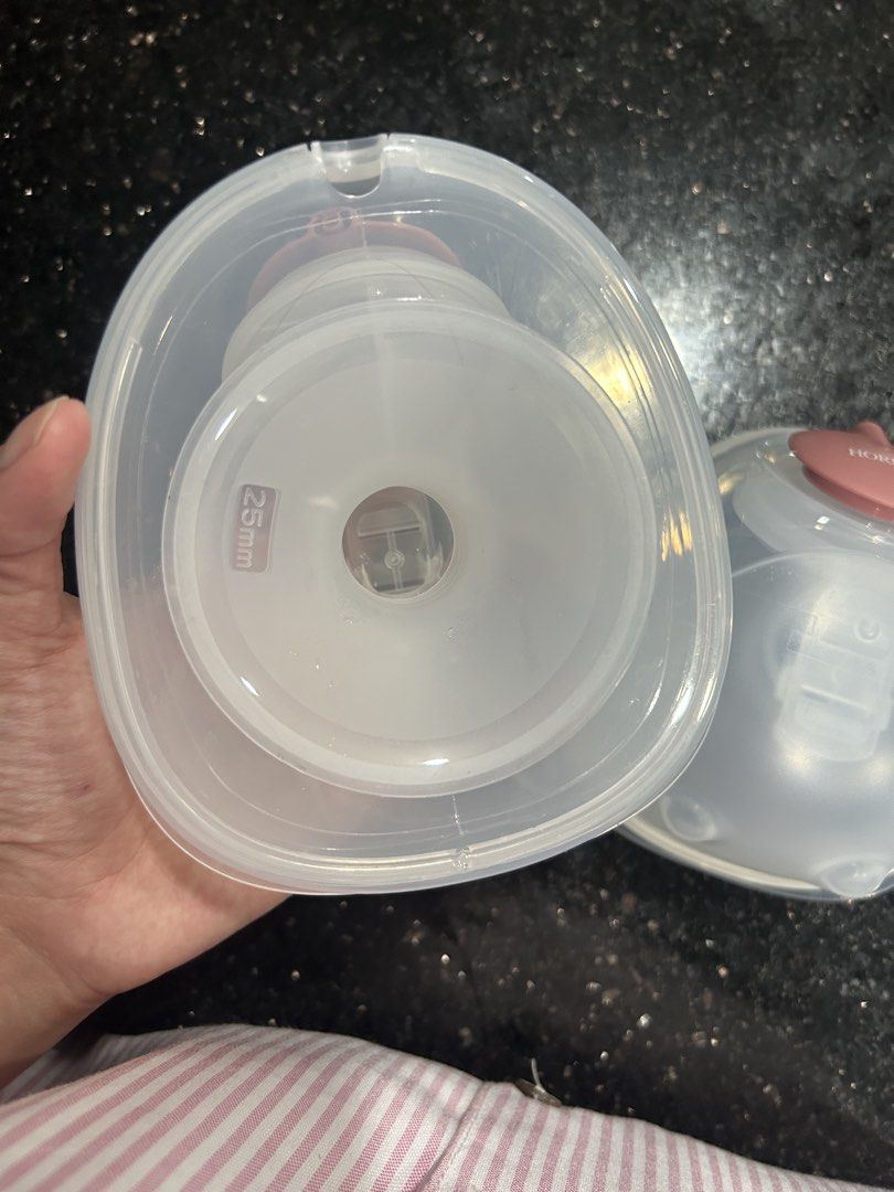 Horigen Decent Go (Category: Breastfeeding & Bottle Feeding) located in Baguio. Submitted by gray0912 (Listing ID 1429463710, Image 3). Description: Baguio Location Excellent condition With 25mm flange inserts.