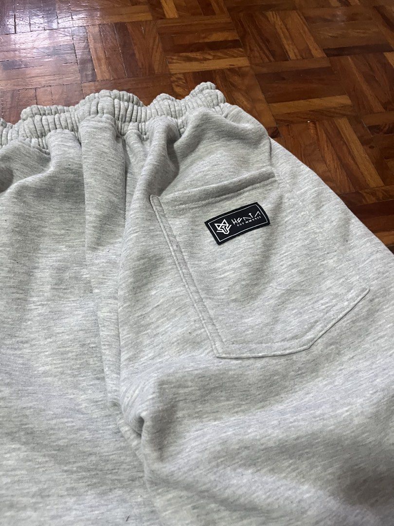 Hunta Baggy Grey Sweatpants (Category: Joggers) located in Paranaque City. Submitted by esotericgarbage_ (Listing ID 1429383645, Image 3). Description: Size Medium Measurements: Length: 36 Waist (Garterized): 27-42 Leg Opening: 14.