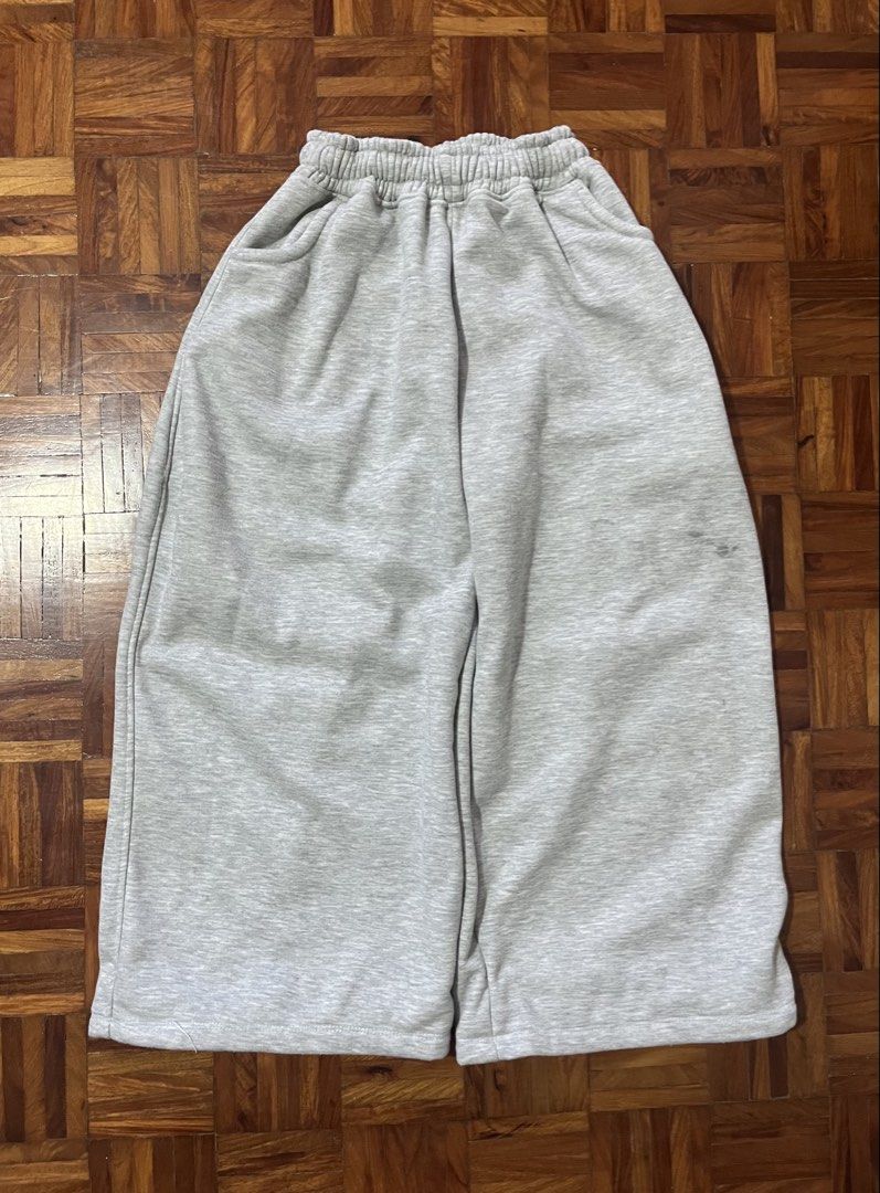 Hunta Baggy Grey Sweatpants (Category: Joggers) located in Paranaque City. Submitted by esotericgarbage_ (Listing ID 1429383645, Image 2). Description: Size Medium Measurements: Length: 36 Waist (Garterized): 27-42 Leg Opening: 14.