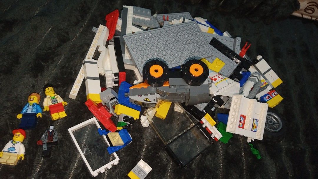 LEGO Bricks Assorted Pieces and Minifigures (Category: Lego & Building Sets) located in Manila. Submitted by alnashrifm51463 (Listing ID 1429458608, Image 2). Description: hello Im selling this for 700 all authentic lego... MOP:GCASH MOD: YOUR CHOICE .. .