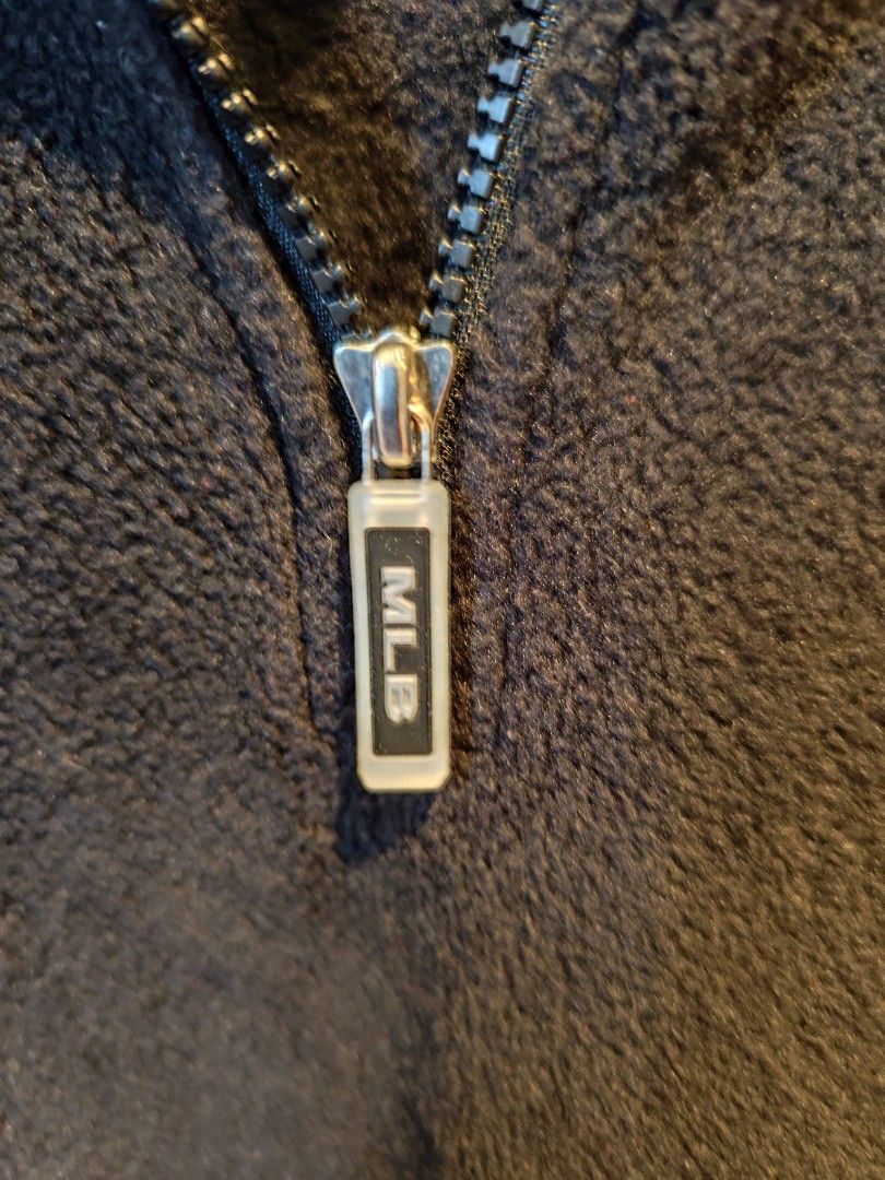 MLB QUARTER ZIP CHICAGO WHITE SOX SIZE M (Category: Coats, Jackets and Outerwear) located in Manila. Submitted by maynard_22 (Listing ID 1429411211, Image 3). Description: .