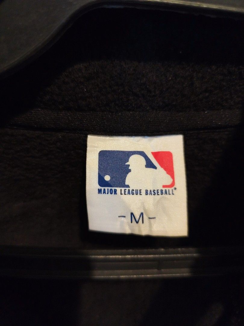 MLB QUARTER ZIP CHICAGO WHITE SOX SIZE M (Category: Coats, Jackets and Outerwear) located in Manila. Submitted by maynard_22 (Listing ID 1429411211, Image 2). Description: .