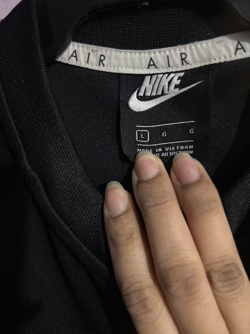 Nike Air Black Jacket - Size L (Category: Coats, Jackets and Outerwear) located in Manila. Submitted by hellokitty_21 (Listing ID 1429452680, Image 2). Description: Kids women jacket, size large, original nike.