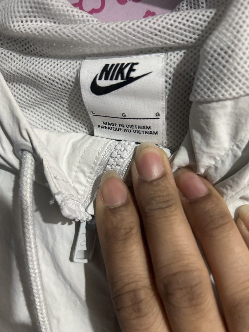 Nike Lightweight Jacket with Hood (Category: Coats, Jackets and Outerwear) located in Manila. Submitted by hellokitty_21 (Listing ID 1429453517, Image 2). Description: Nike mens jacket, large, original .