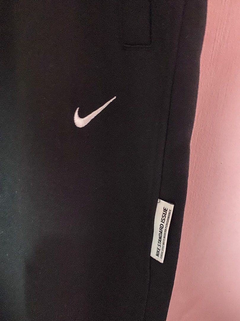 Nike Standard Issue Dri-FIT Pants XL (Category: Joggers) located in Las Pinas. Submitted by yonsistuff (Listing ID 1429345712, Image 2). Description: Nike Standard Issue Dri-FIT Pants XL Brand New Complete with Tags XL Las Pinas.