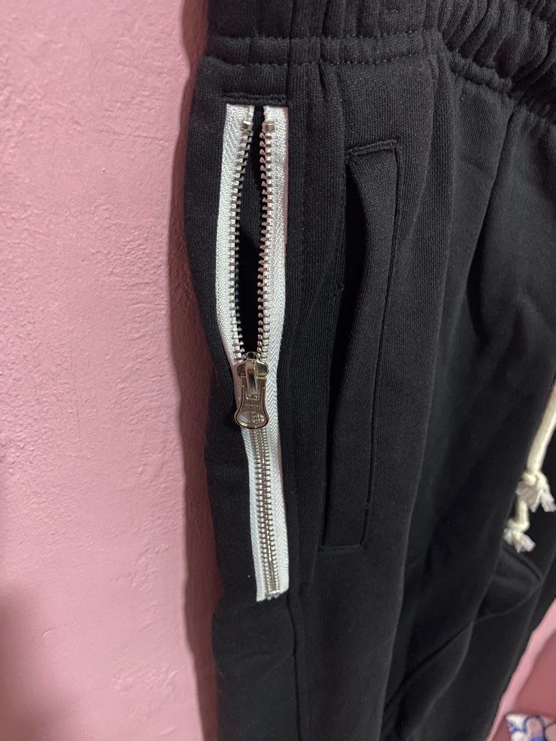 Nike Standard Issue Dri-FIT Pants XL (Category: Joggers) located in Las Pinas. Submitted by yonsistuff (Listing ID 1429345712, Image 3). Description: Nike Standard Issue Dri-FIT Pants XL Brand New Complete with Tags XL Las Pinas.