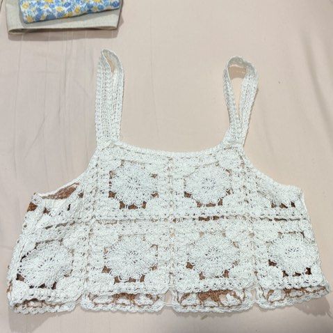 pattern top (Category: Tops) located in Singapore. Submitted by s0urorange (Listing ID 1429424496, Image 2). Description: bought from thailand can fit xs-s.