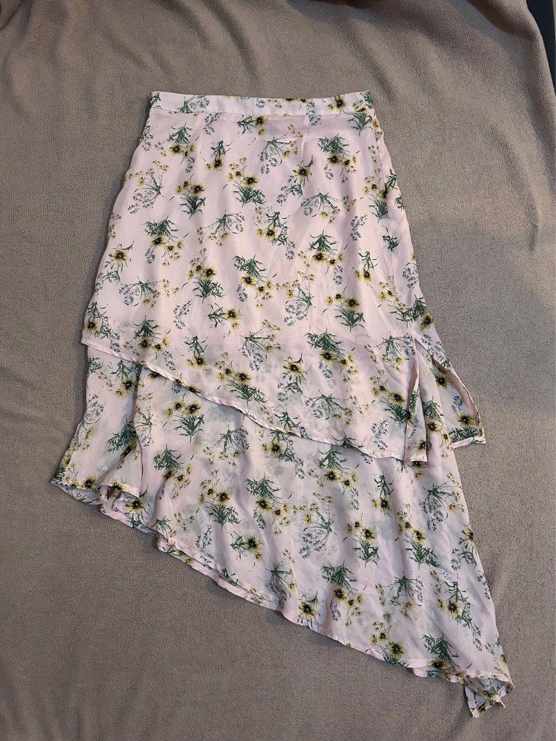 Pink dainty flowy skirt (Category: Skirts) located in Quezon City. Submitted by hercee (Listing ID 1429388307, Image 1). Description: .