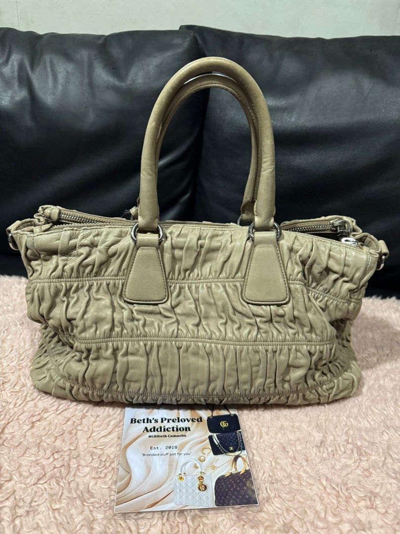 Prada Nappa Gaufre Leather Double Zip Tote (Category: Luxury Bags & Wallets) located in Manila. Submitted by bethsprelovedaddiction (Listing ID 1429353882, Image 3). Description: Prada Nappa Gaufre Leather Double Zip Tote. DISCLAIMER: Beth’s Preloved Addiction is not associated or affiliated with any of these brands. All copyrights reserved to the original brand owners. Disclaimer: No copyright infringement intended. Audio and video belong to the