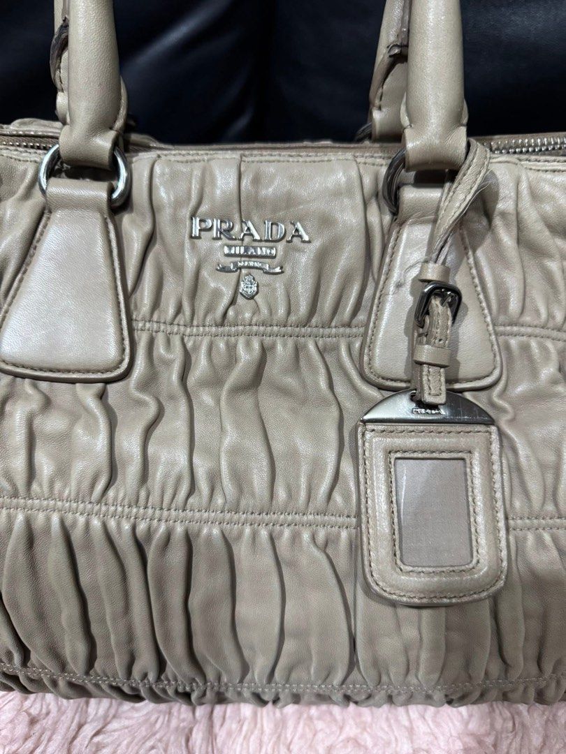 Prada Nappa Gaufre Leather Double Zip Tote (Category: Luxury Bags & Wallets) located in Manila. Submitted by bethsprelovedaddiction (Listing ID 1429353882, Image 2). Description: Prada Nappa Gaufre Leather Double Zip Tote. DISCLAIMER: Beth’s Preloved Addiction is not associated or affiliated with any of these brands. All copyrights reserved to the original brand owners. Disclaimer: No copyright infringement intended. Audio and video belong to the