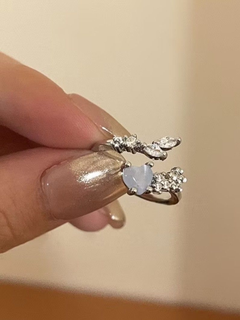silver adjustable ring (Category: Rings) located in Singapore. Submitted by plshelpcleartysm (Listing ID 1429406519, Image 1). Description: adjustable to fit your finger size still in packaging nvr worn.