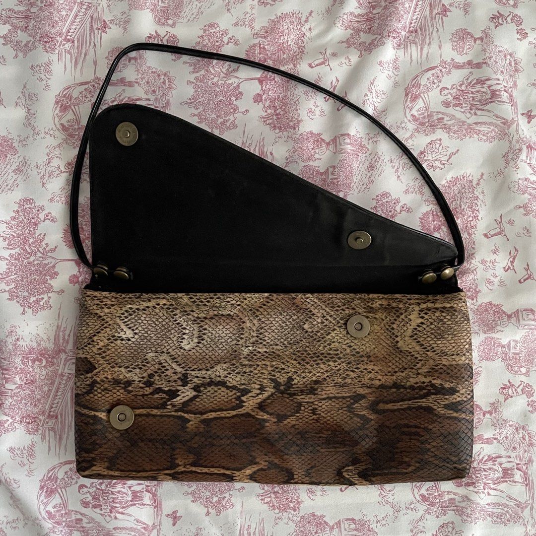 Snake Skin Shoulder Bag (Category: Shoulder Bags) located in Cebu City. Submitted by pomppurins (Listing ID 1429360172, Image 2). Description: .