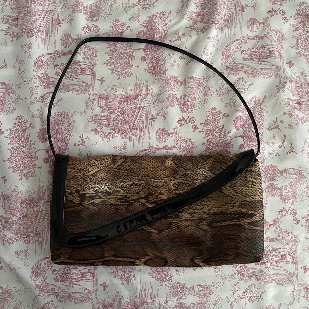 Snake Skin Shoulder Bag (Category: Shoulder Bags) located in Cebu City. Submitted by pomppurins (Listing ID 1429360172, Image 1). Description: .