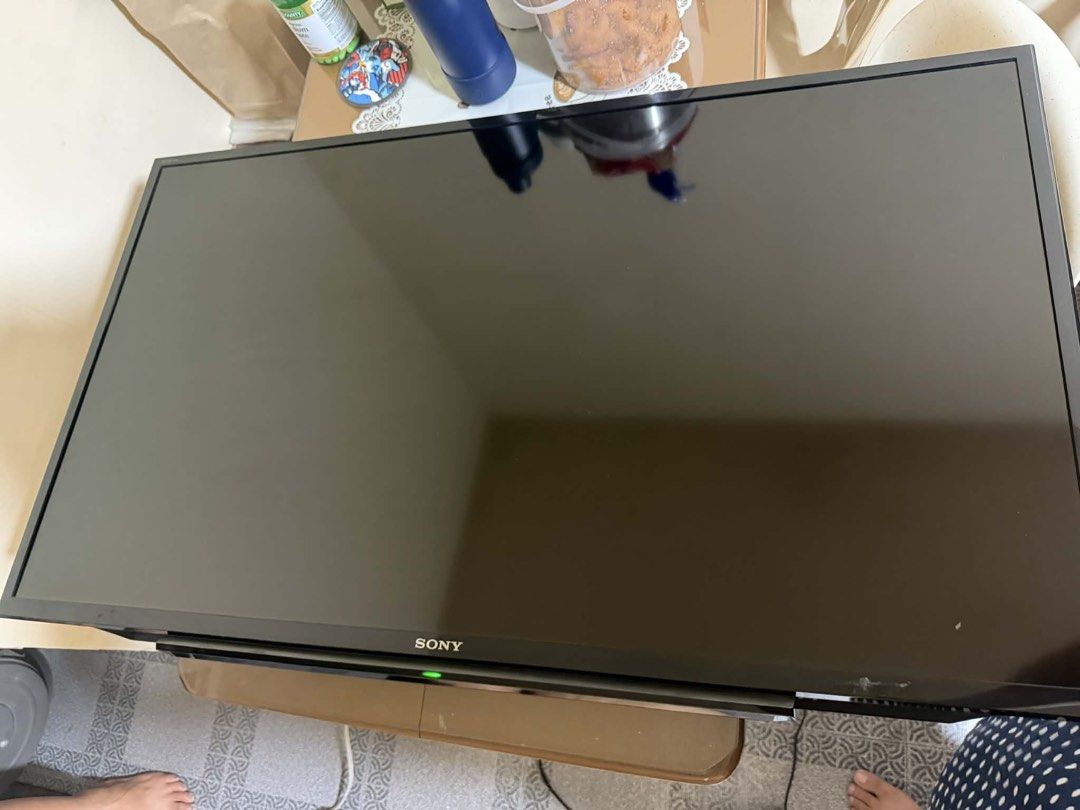 Sony SMART TV 40-inch LED (Category: TV) located in Mandaluyong City. Submitted by voltprime (Listing ID 1429385641, Image 1). Description: Defective: Blinking Red Powe light. Loc: Parañaque fountain breeze Condo. - RED Blinking power light after starting. -Nag update lang sya firmware kasi ayaw gumana ung crunchy roll app nag black out na. - firmware daw issue revert lang daw sabi ng technician. - kayo na magpagawa. -RFS: ayaw na ma stress kaka 