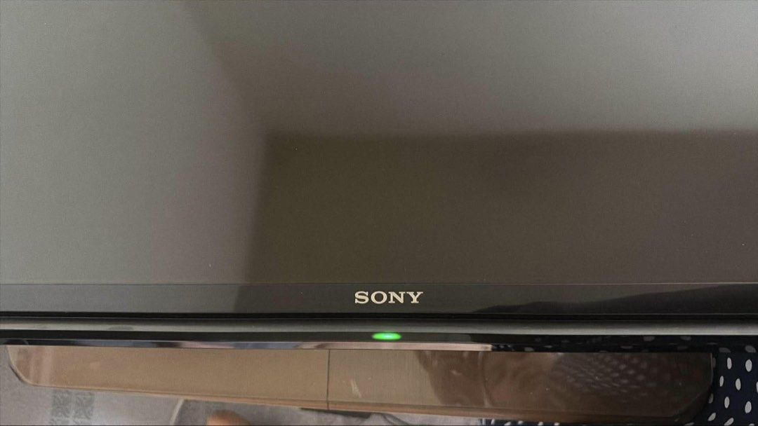 Sony SMART TV 40-inch LED (Category: TV) located in Mandaluyong City. Submitted by voltprime (Listing ID 1429385641, Image 2). Description: Defective: Blinking Red Powe light. Loc: Parañaque fountain breeze Condo. - RED Blinking power light after starting. -Nag update lang sya firmware kasi ayaw gumana ung crunchy roll app nag black out na. - firmware daw issue revert lang daw sabi ng technician. - kayo na magpagawa. -RFS: ayaw na ma stress kaka 