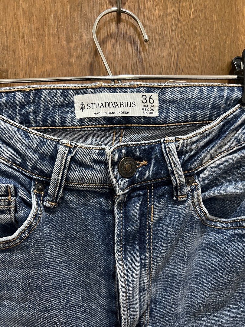 Stradivarius High-Waisted Mom Jeans (Category: Jeans) located in Caloocan City. Submitted by declutter_club (Listing ID 1429371700, Image 2). Description: Stradivarius overruns jeans bought from Paradoxical in the orange app.