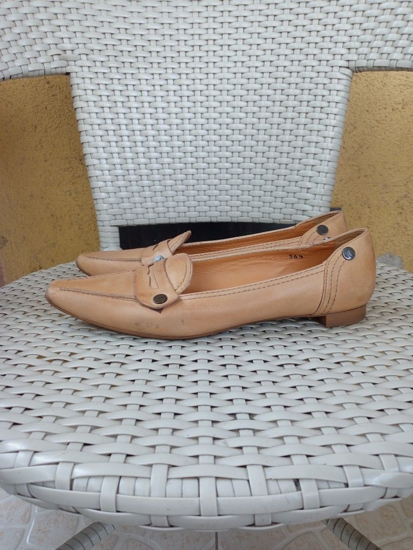 Tod's Leather Loafers - Size 36.5 (Category: Loafers) located in Liloan. Submitted by dnznoon31 (Listing ID 1429425167, Image 1). Description: Made in Italy genuine leather size - 36.5 w / normal sign of usage .