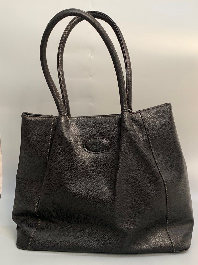 Tods Tote Bag Leather Vintage (Category: Luxury Bags & Wallets) located in Mexico. Submitted by bugskiethrift (Listing ID 1429439573, Image 2). Description: still in excellent condition vintage tods tote leather bag minimal sign of usage check photo bump a message for more info.
