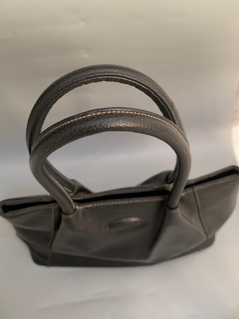 Tods Tote Bag Leather Vintage (Category: Luxury Bags & Wallets) located in Mexico. Submitted by bugskiethrift (Listing ID 1429439573, Image 3). Description: still in excellent condition vintage tods tote leather bag minimal sign of usage check photo bump a message for more info.